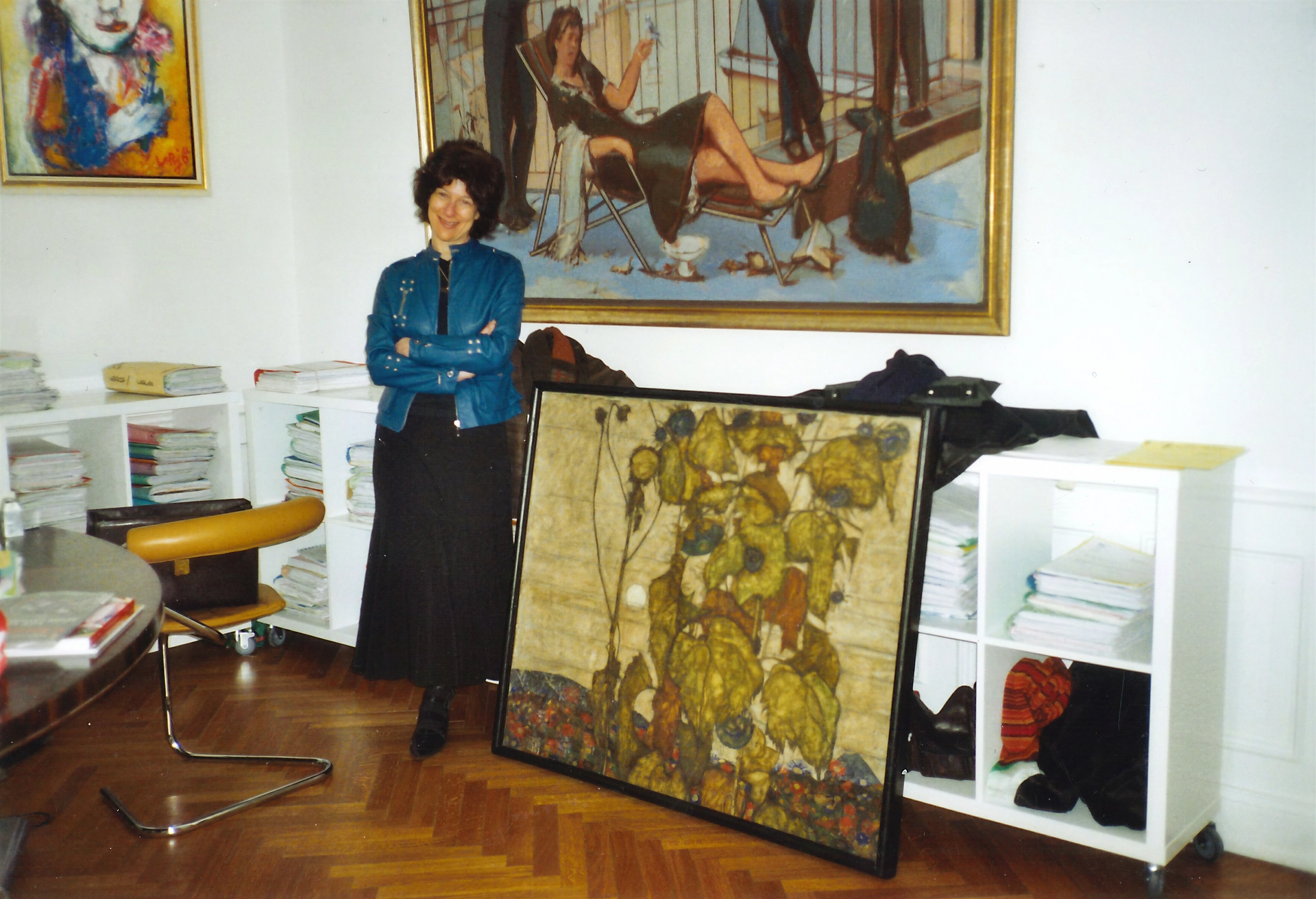 Carine Wahl avec le tableau retrouvé — DROITS À VÉRIFIER avant publication